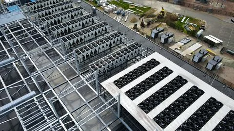 Data center rooftop under construction with cooling systems 库存照片