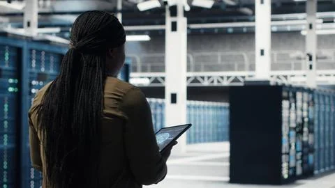 Data center software developer doing AI data analysis on tablet Foto stock