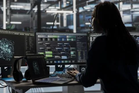 Data center software developer looks at AI visualization dashboard Foto stock