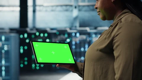 Data center software developer uses green screen tablet to minimize downtime Stock Footage 317124684