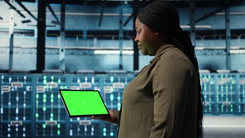 Data center software developer uses green screen tablet to minimize downtime Stock Footage 317200888