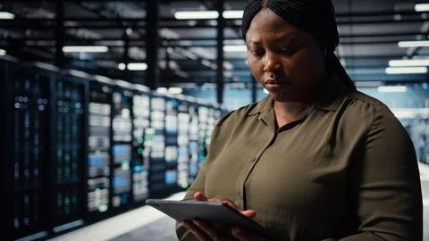 Data center software developer uses tablet to develop disaster recovery plans Foto stock