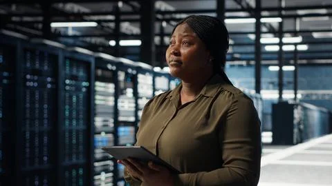 Data center software developer uses tablet to develop disaster recovery plans Foto stock
