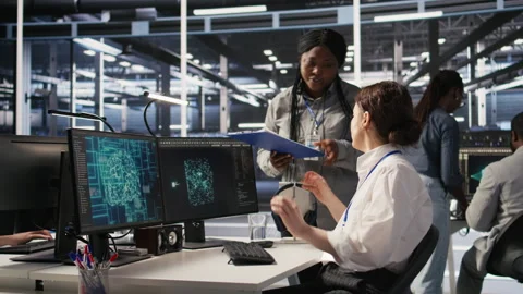 Data center software developer using PC to monitor neural networks 動画素材 309638789