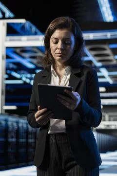 Data center software developer using tablet to install and configure equipment Foto stock