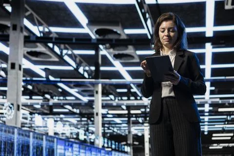 Data center software developer using tablet to do checkup on electronics Foto stock