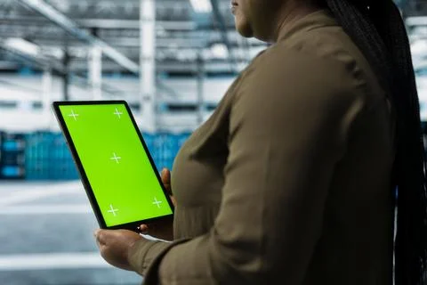 Data center software developer using green screen tablet 库存照片