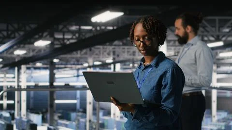 Data center software developers using devices to review AI LLM visualizations Foto stock