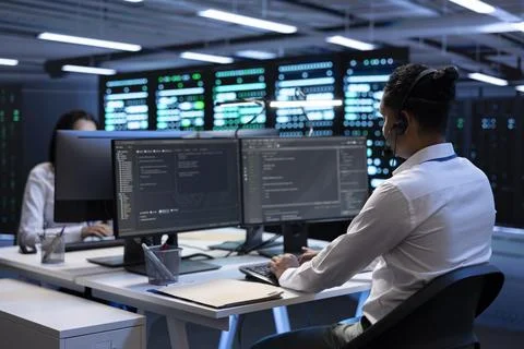 Data center specialist troubleshooting mainframes to ensure optimal performance Stockfoto's