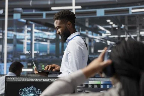 Data center specialist using AI deep learning algorithms on laptop Foto stock