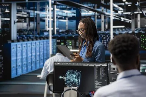 Data center specialist using AI deep learning algorithms on tablet Foto stock
