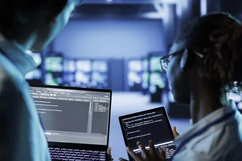 Data center specialists code on tablet Stockfoto's