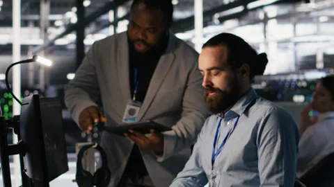 Data center system administration team collaborating on AI automation Vídeos de archivo 309635754