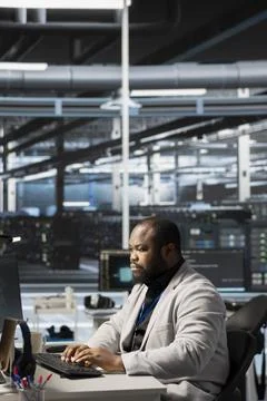 Data center system administrator analyzing software logs metrics on PC Foto stock