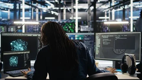 Data center system administrator using algorithms to analyze large datasets Stockfoto's