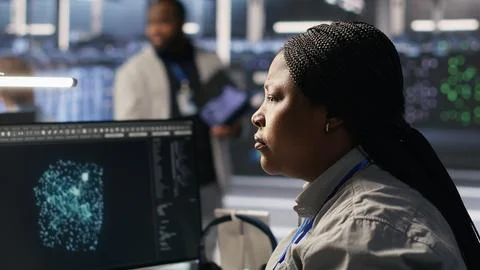 Data center system administrator using PC to monitor neural networks Foto stock