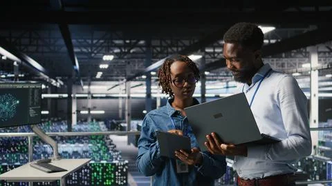 Data center system administrators using laptop to review AI LLM visualizations Foto stock