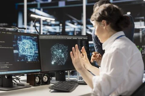 Data center team of admins doing brainstorming, using artificial intelligence Foto stock