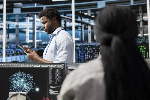 Data center technician deploys AI visualization tool to optimize infrastructure Foto stock