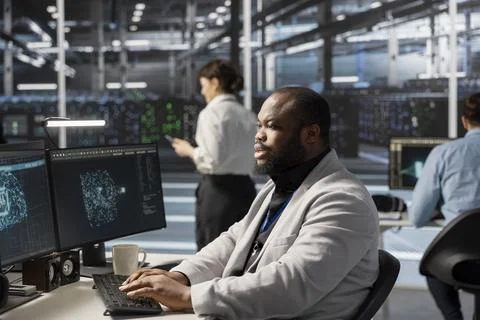 Data center technician in office using artificial intelligence neural networks Foto stock
