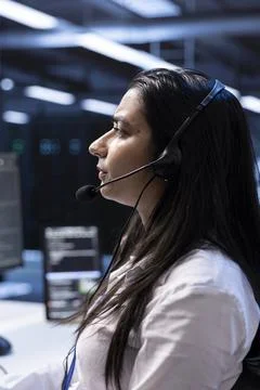 Data center technician responsible for providing logistics support to customers Foto stock