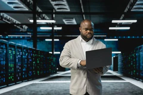 Data center technician running error checking utilities on notebook Foto stock