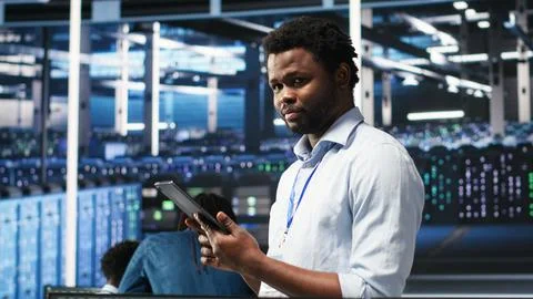 Data center technician uses node tree programming to identify performance issues Stockfoto's