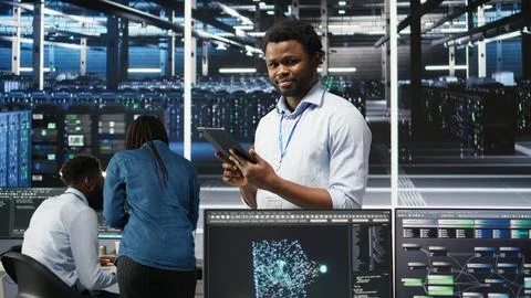 Data center technician uses node tree programming to identify performance issues 库存照片