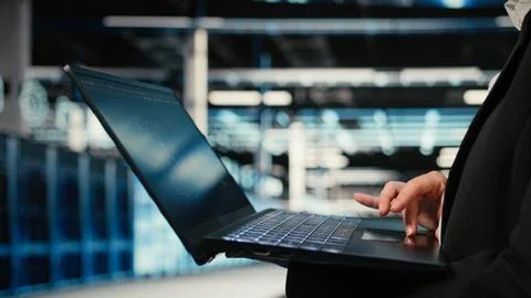 Data center technician using AI LLM assistant on laptop to troubleshoot issues Foto stock