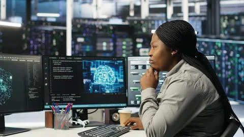 Data center technician using artificial intelligence deep learning models Foto stock