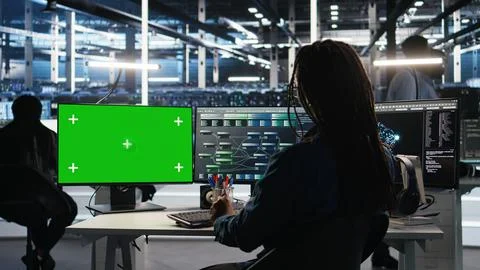 Data center technician using node tree software on mockup PC to analyze datasets Foto stock