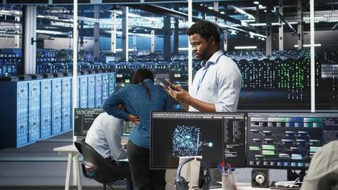 Data center technician using tablet to do node tree programming Stock-Fotos