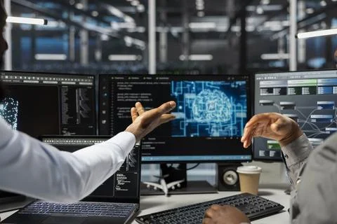 Data center technicians brainstorming, working together using AI Stockfoto's
