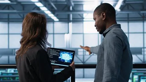 Data center technicians deploying AI driven management tools using tablet Foto stock