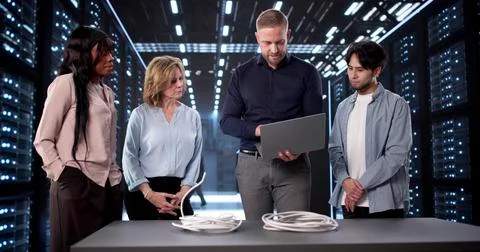 Data Center Trainer Demonstrates Fiber Vs Copper Cable Difference To Team. Stockfoto's