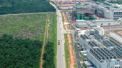 Data Center vs Palm Plantation Hard Contrast Aerial - Johor Malaysia 4K Vidéo 333685244
