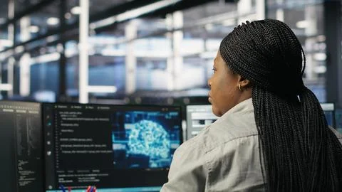 Data center worker analyzes datasets using deep learning node tree programming Stockfoto's