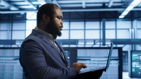 Data center worker fixing errors affecting supercomputers Foto stock