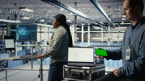 Data center worker uses isolated screen smartphone while deploying deep learning Foto stock