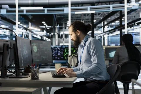 Data center worker using artificial intelligence neural networks technology Foto stock