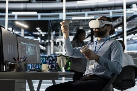 Data center worker wearing VR headset using artificial intelligence tech Foto stock