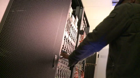 Data centre rack inspection tracking Vídeo Stock 903468