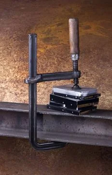 Data compression some hard disk drives compressed with a screw clampin rus... Foto stock