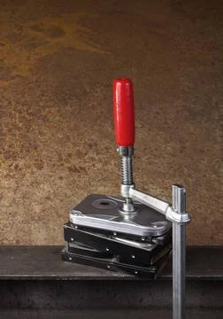 Data compression some hard disk drives compressed with a screw clampin rus... 스톡 사진