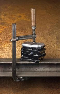 Data compression some hard disk drives compressed with a screw clampin rus... 스톡 사진