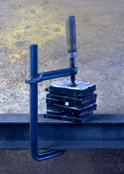 Data compression some hard disk drives compressed with a screw clampin rus... 스톡 사진
