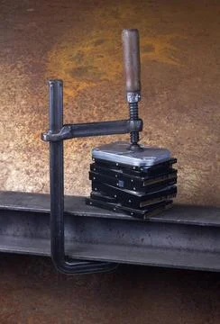 Data compression some hard disk drives compressed with a screw clampin rus... 스톡 사진
