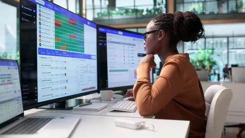 Data Engineer Monitors Complex ETL Pipeline Workflow Using Laptop Vídeo Stock 345313313