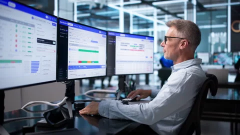 Data Engineer Monitors Real-time ETL Pipeline Workflow 스톡 동영상 344711032