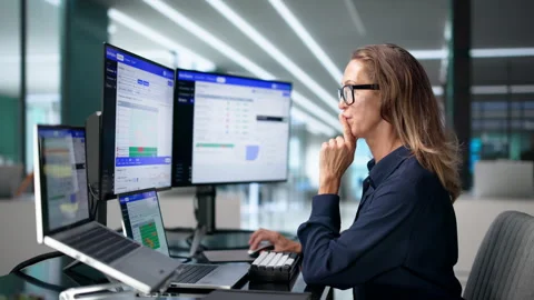Data Engineer Monitors Real-time Pipeline Workflows Using Laptop 스톡 동영상 345854372